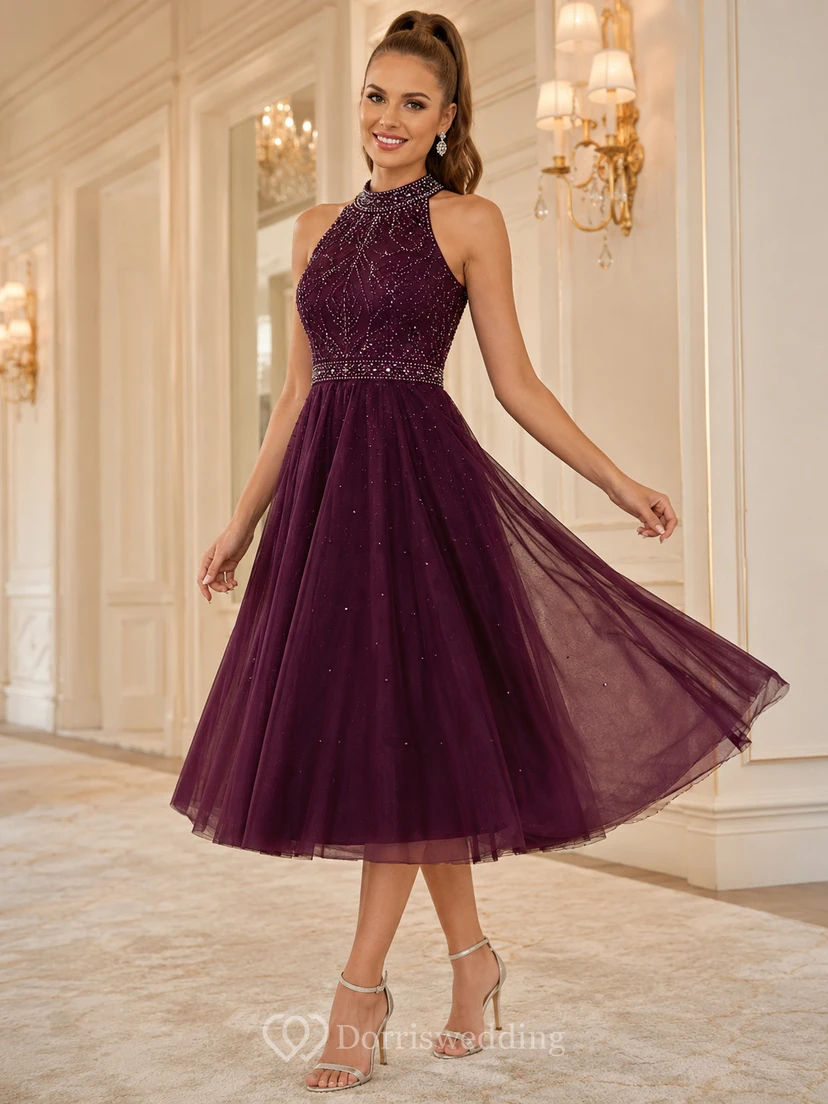 Vestido de invitada de corte A largo hasta la rodilla con tul, escote halter y cuentas color ciruela