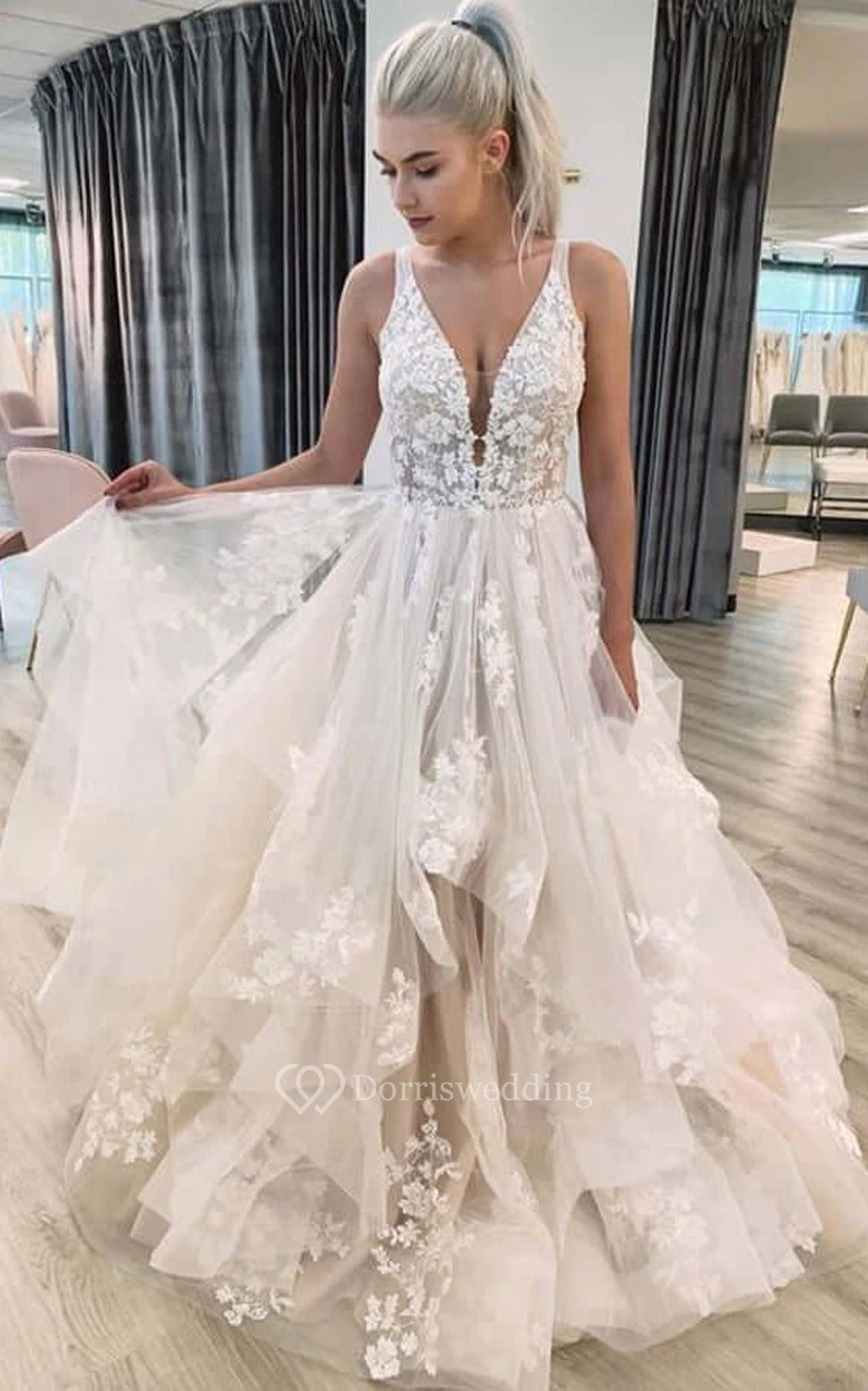 Sexy, tief ausgeschnittenes A-Linien-Ballkleid aus Tüll mit mehrlagigen Spitzenapplikationen – Strandhochzeitskleid view 3