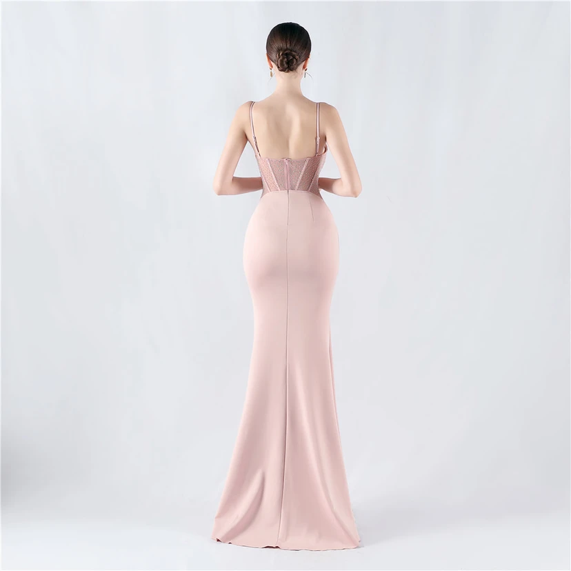 Gilet gainant en maille à motif diamant, robe de soirée sirène à bretelles fines et décolleté en V view 18