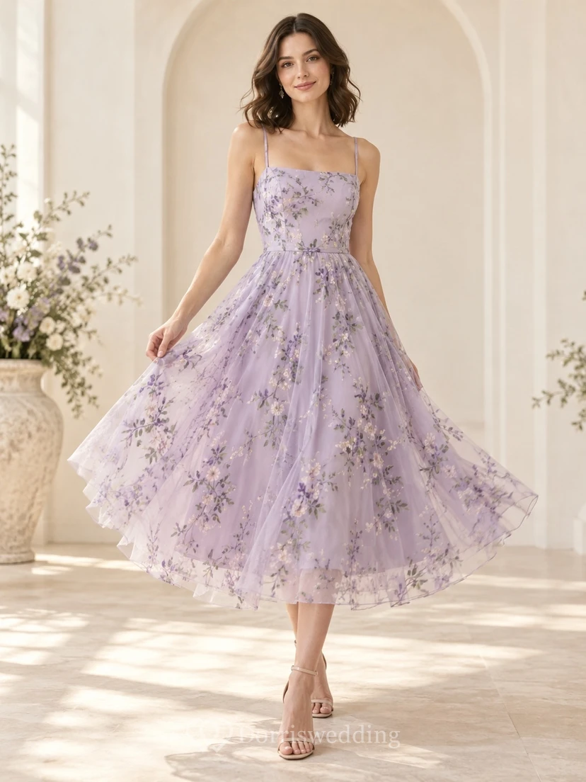 Vestido de dama de honor de gasa con escote cuadrado y tirantes finos, corte asimétrico, estampado floral lavanda.