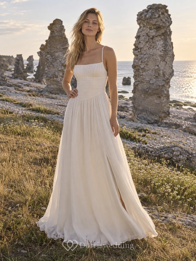 Vestido de novia de corte A con escote cuadrado en voile de algodón, corpiño con paneles y tirantes cruzados en la espalda.