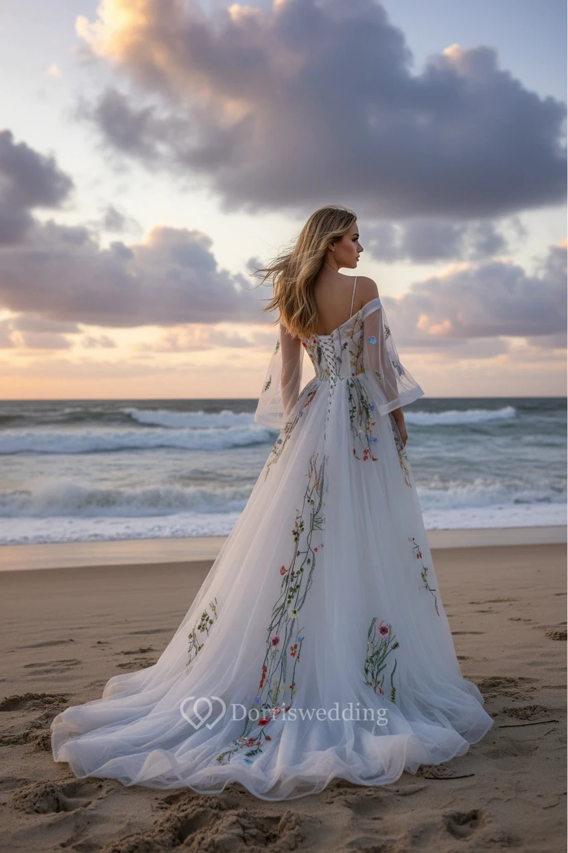Ätherisches Brautkleid aus Tüll mit Wildblumenstickerei und schulterfreien Ärmeln view 3