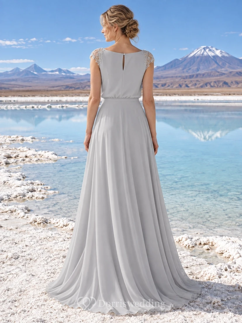Sencillo vestido de novia plateado de corte A con escote barco y mangas cortas de encaje. view 2