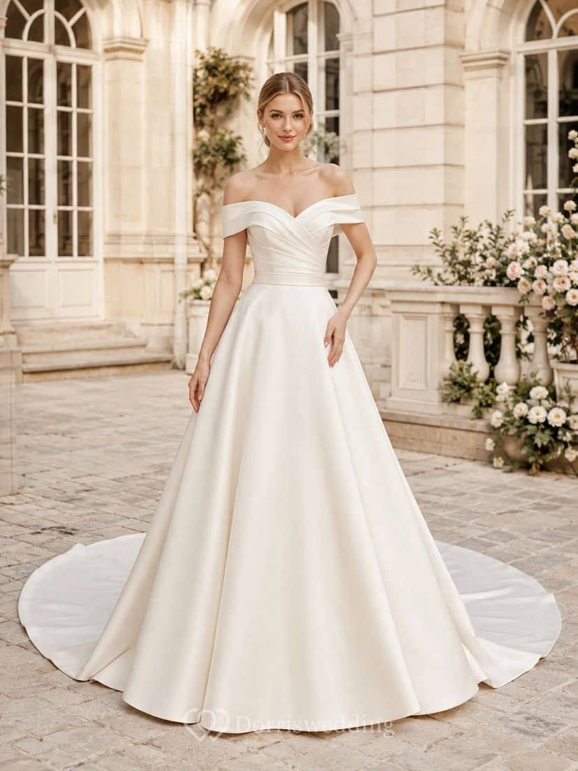 Robe de mariée élégante en satin, bustier cœur, coupe trapèze, style chapelle, pour une cérémonie en cour de cour.