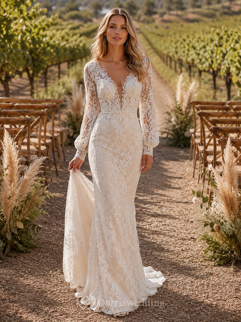 Langärmeliges Brautkleid im Boho-Stil mit Weinreben-Spitze und Kapellenschleppe