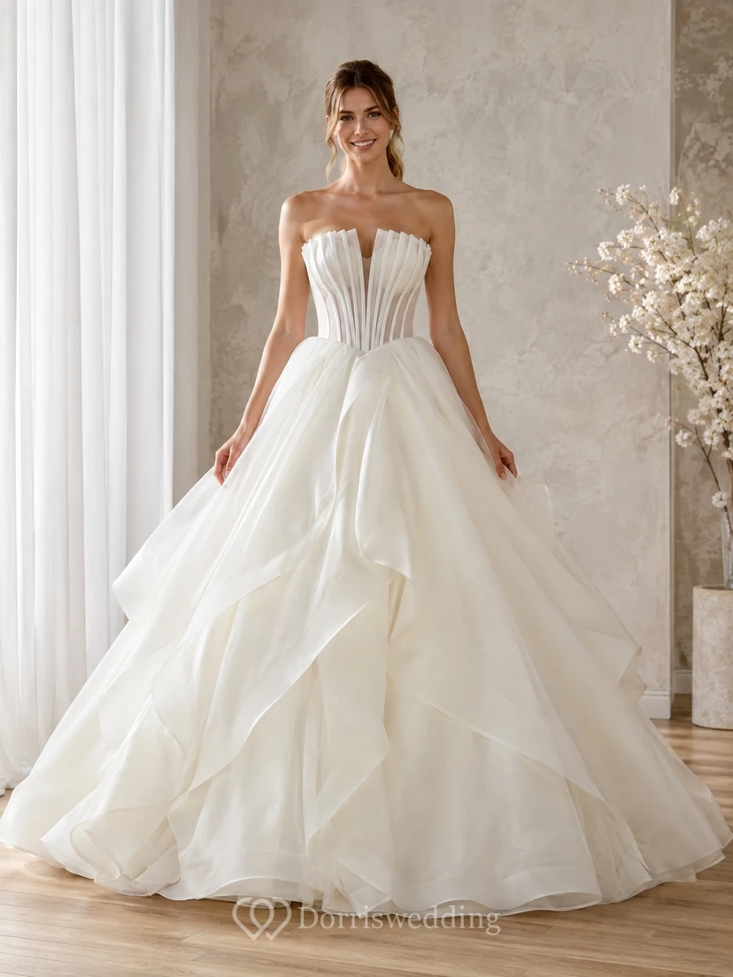 Vestido de novia de gala con corsé escultural sin tirantes y capas