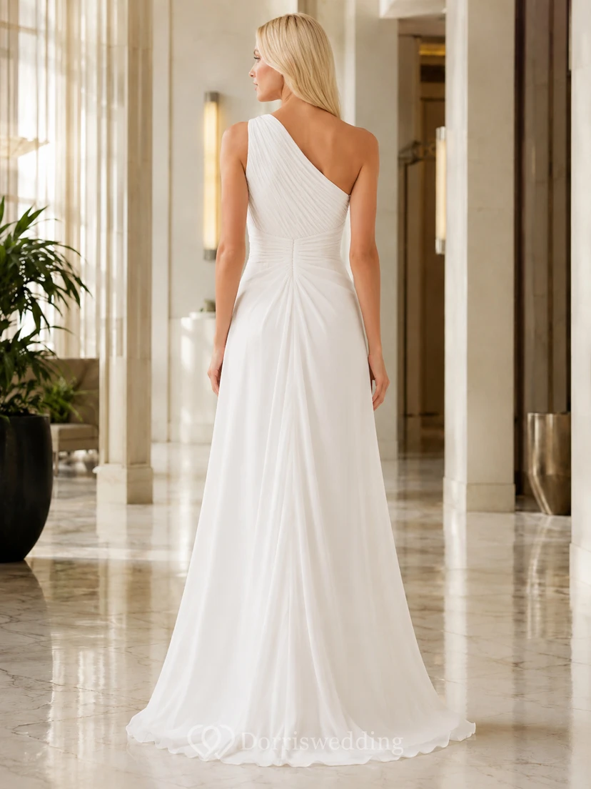 Robe de mariée civile moderne et simple, asymétrique, drapée, en mousseline de soie, à une épaule et coupe trapèze, longue jusqu'au sol. view 2