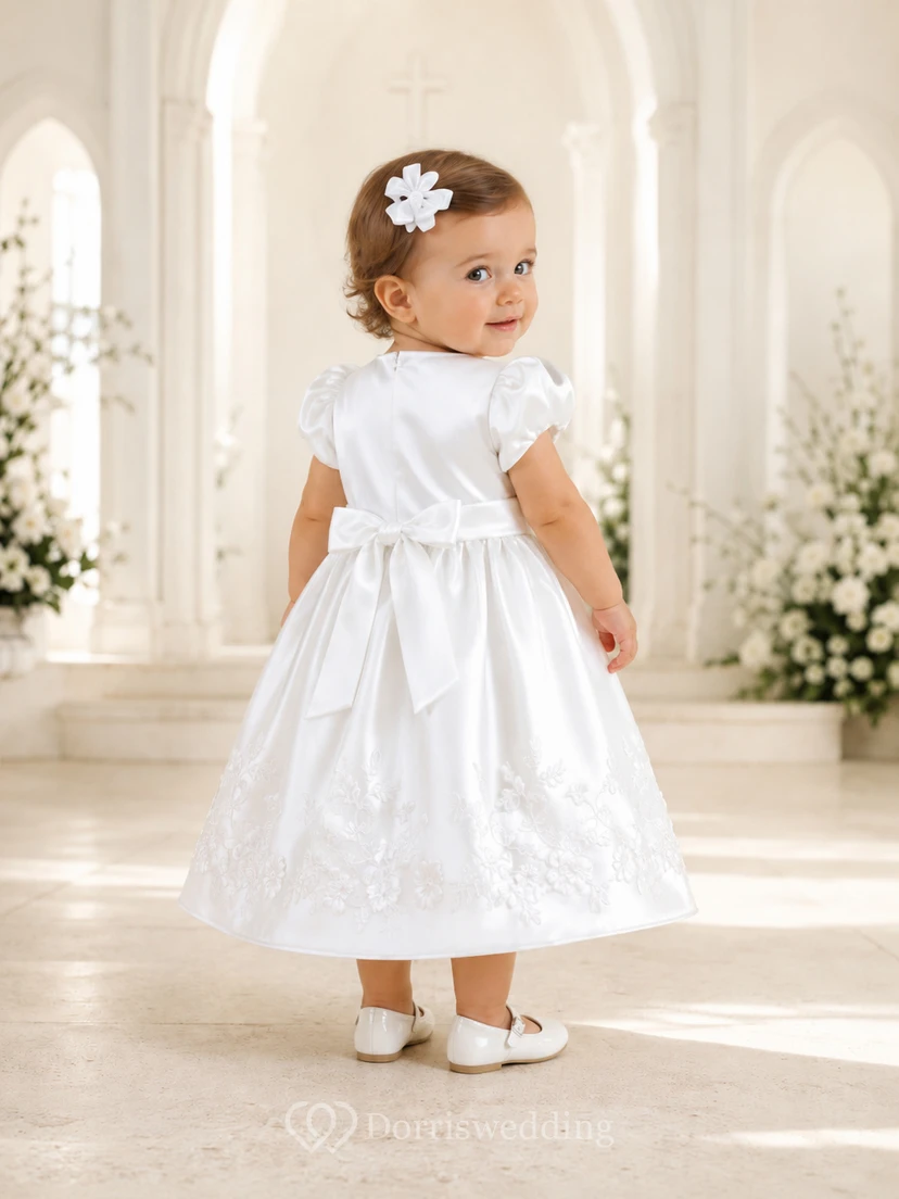 Taufkleid aus luxuriösem Satin, A-Linie, mit Rundhalsausschnitt, kurzen Ärmeln und Spitzenbesatz view 2