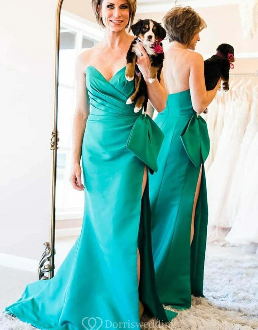 Schlichtes Kleid aus Satin mit gekreuzten Rüschen vorne, Schlitz und Schleife view 2