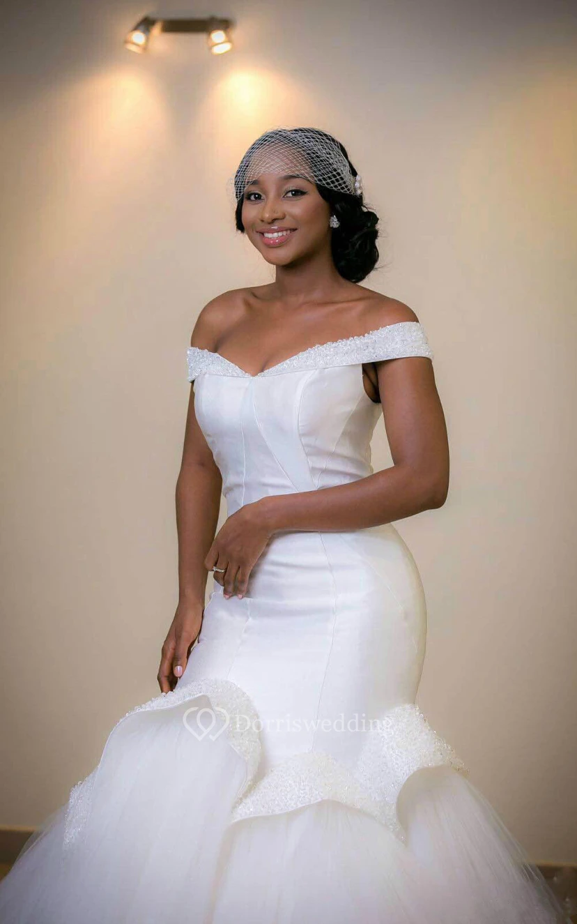 Robe sirène mini épaules dénudées sans manches à cloche, ornée de perles, d'appliques et de volants, avec traîne balayée et dos corset en tulle et dentelle view 3