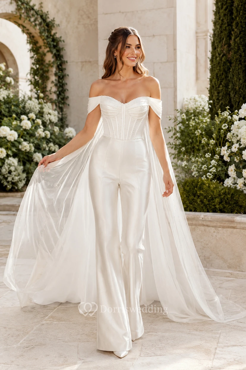 Combinaison de mariée en satin à épaules dénudées et traîne en tulle