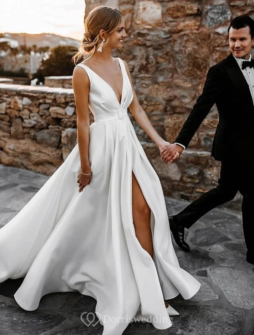 Modernes A-Linien-Brautkleid aus Satin mit V-Ausschnitt und hohem Beinschlitz