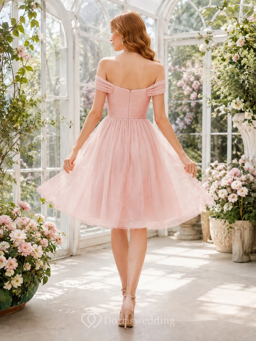 Vestido de cóctel romántico de tul color rosa empolvado con mangas cortas y escote Bardot, corte en A y largo hasta la rodilla view 2