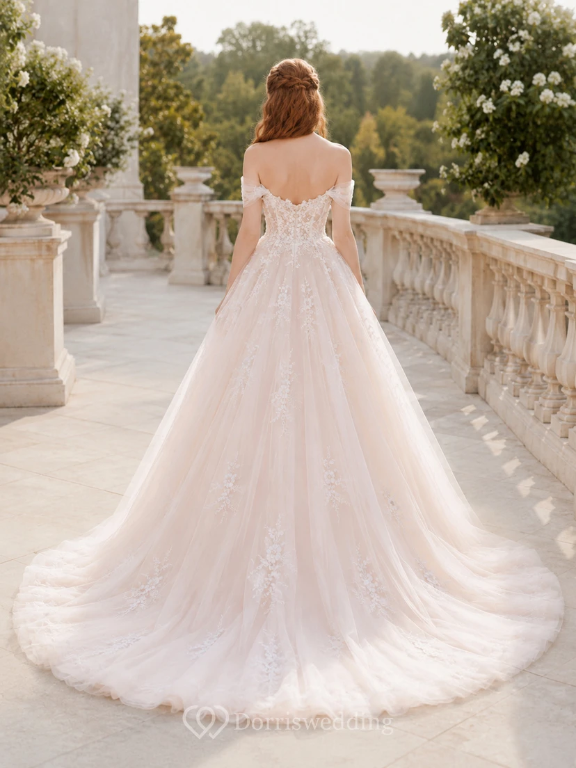 Robe de mariée romantique en dentelle florale rose poudré, épaules dénudées, coupe trapèze, traîne courte view 2