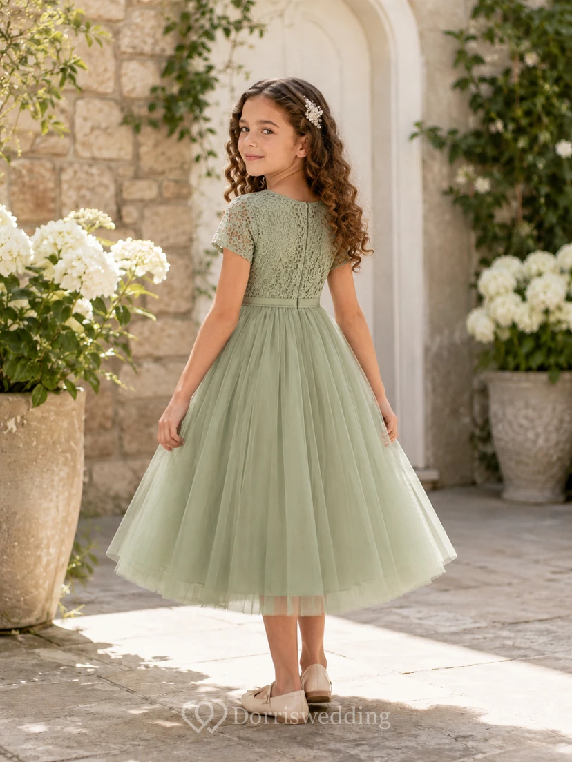 Vestido de jardín largo hasta la rodilla de tul con encaje de ganchillo color salvia y mangas cortas para niña. view 2