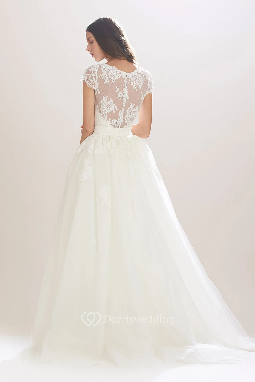 Vestido de novia largo de encaje con apliques, escote en V, mangas cortas, cinta y efecto ilusión. view 2