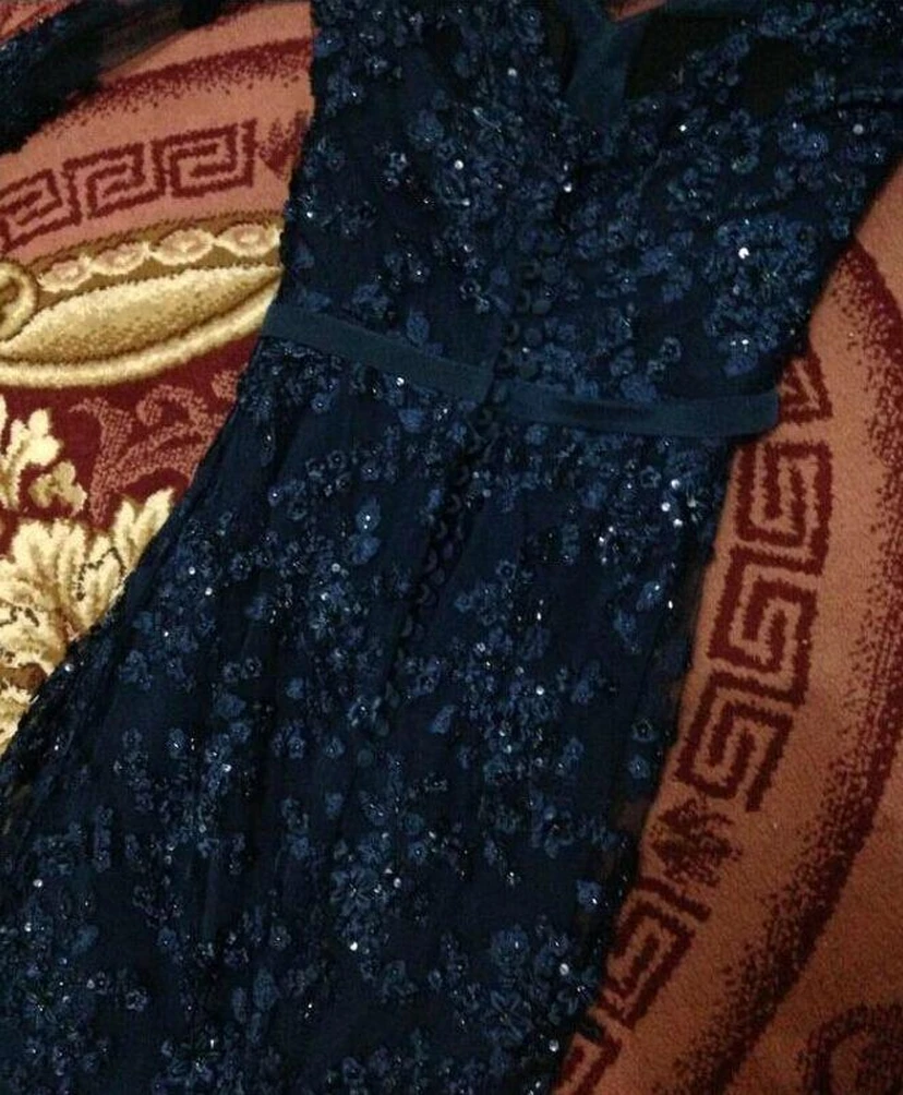 Precioso vestido de fiesta de sirena con apliques de manga larga y cola. view 3