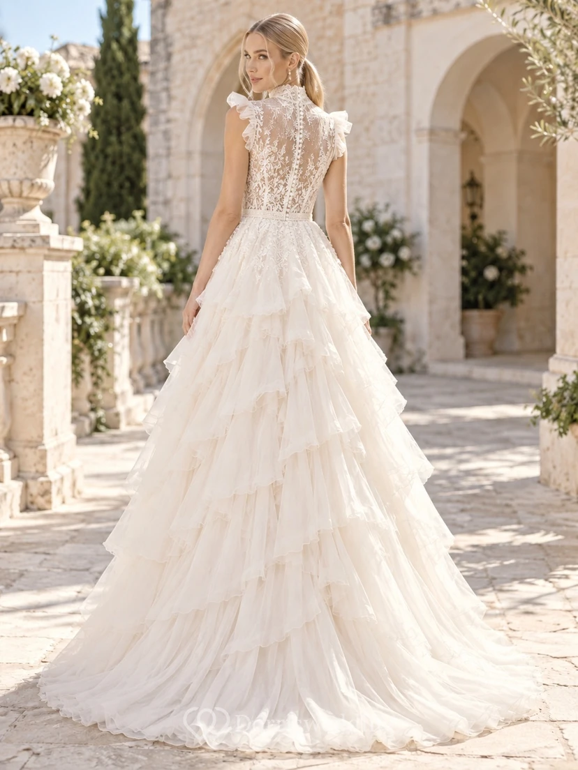 Hochgeschlossenes, ärmelloses Brautkleid aus gestufter Spitze mit Rüschen im Taschentuch-Stil view 2