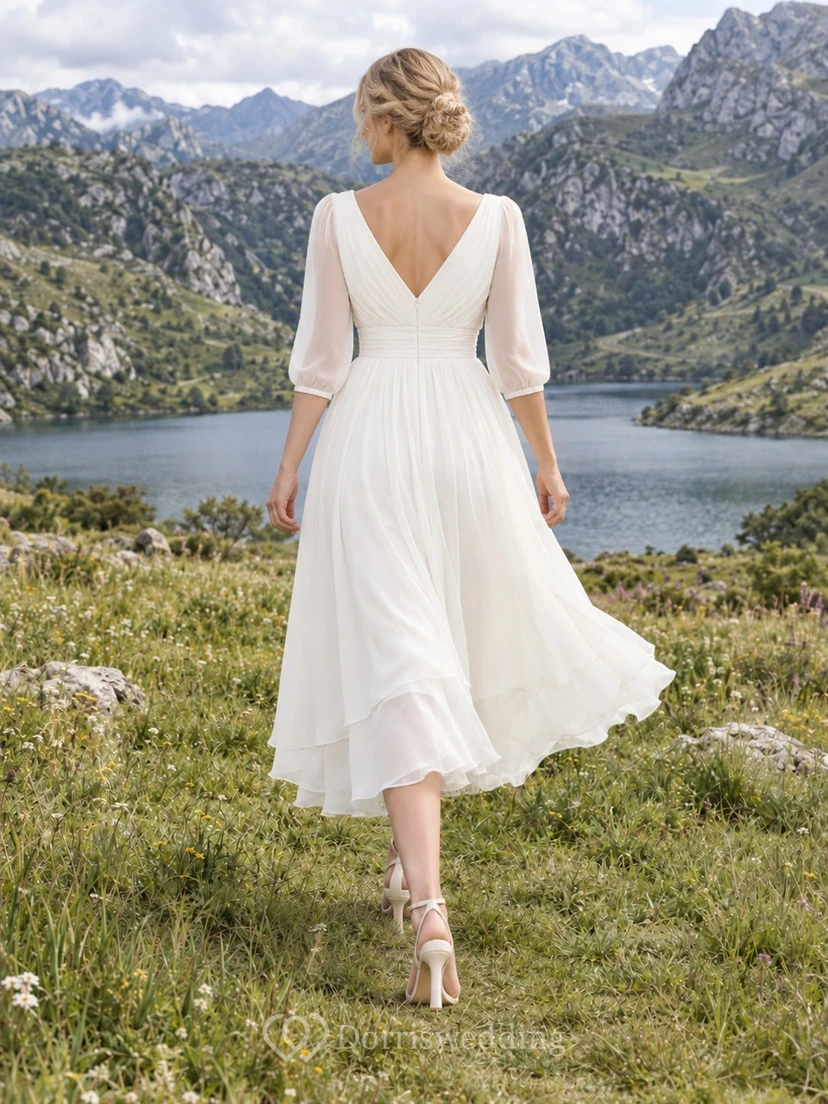 Vestido de novia sencillo de gasa fruncido, corte en A, largo hasta la rodilla, escote en V, manga tres cuartos view 2