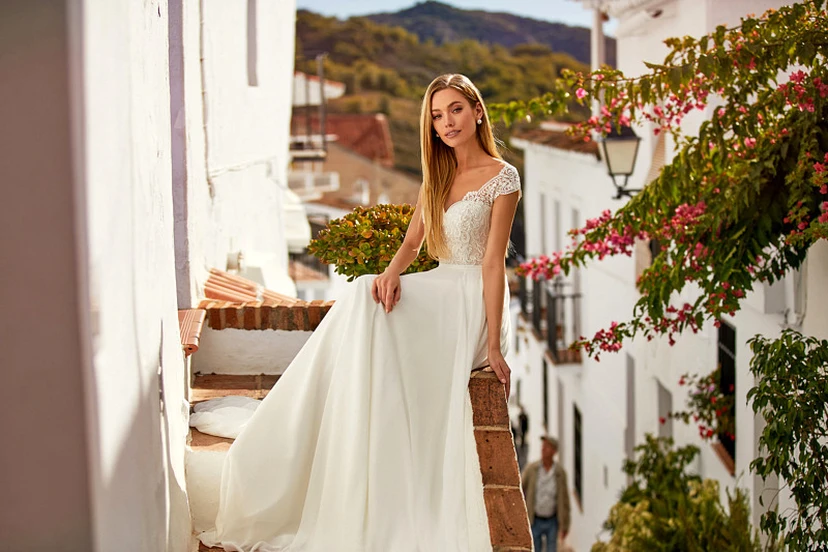 Robe de mariée empire plissée en mousseline de soie avec haut en dentelle view 3