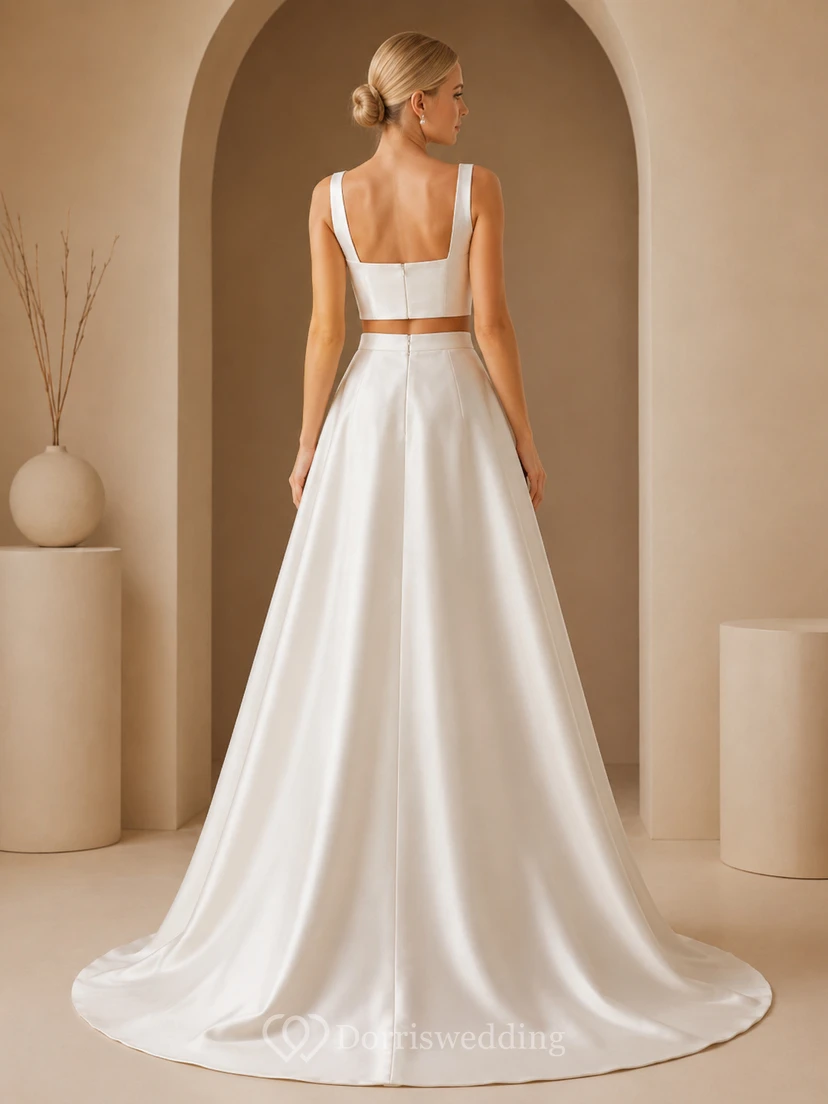 Robe de mariée deux pièces en satin, col carré, coupe trapèze et traîne view 2