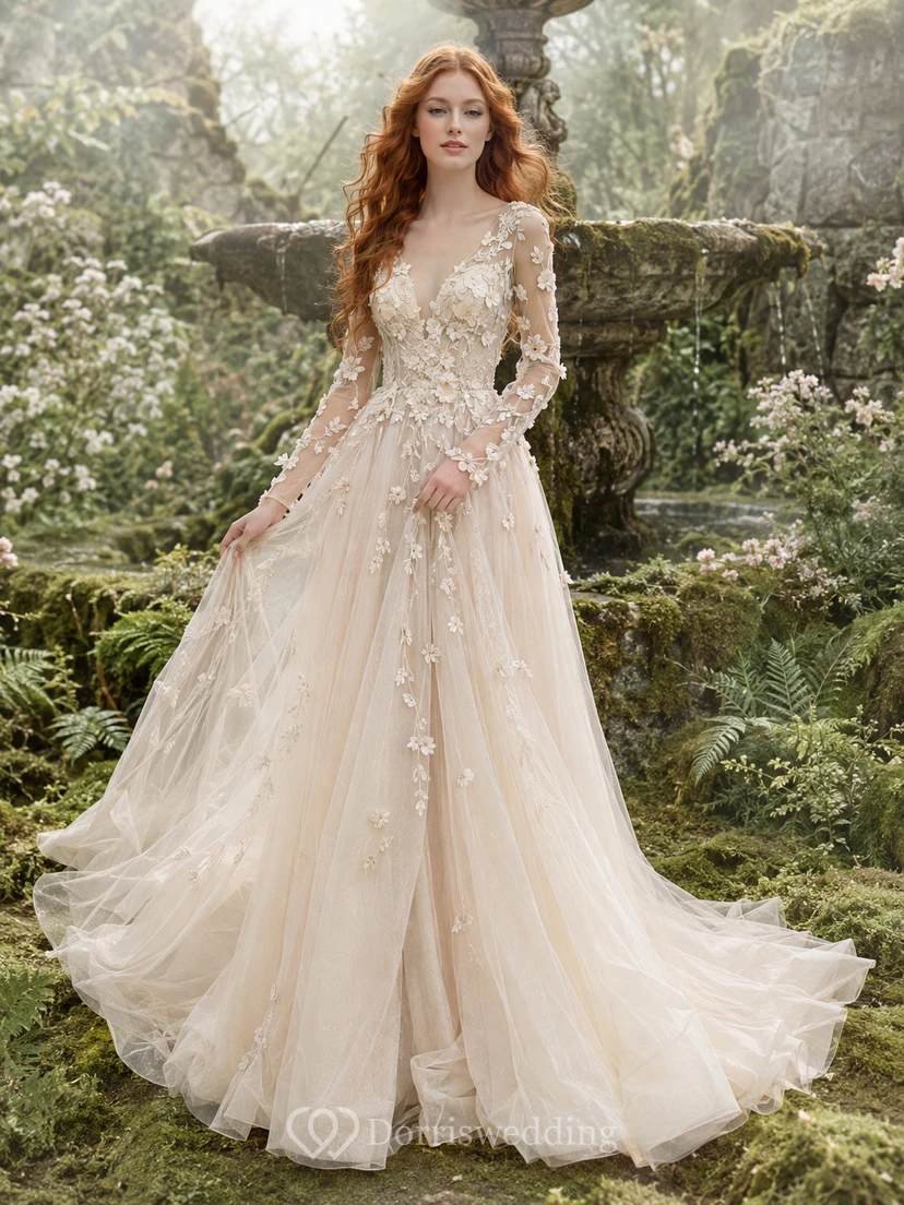 Märchenhaftes Brautkleid mit langen Ärmeln und floralen Applikationen