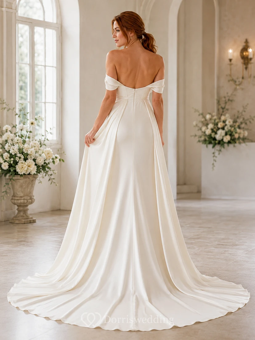 Vestido de novia premamá de satén con escote Bardot y cola drapeada. view 2