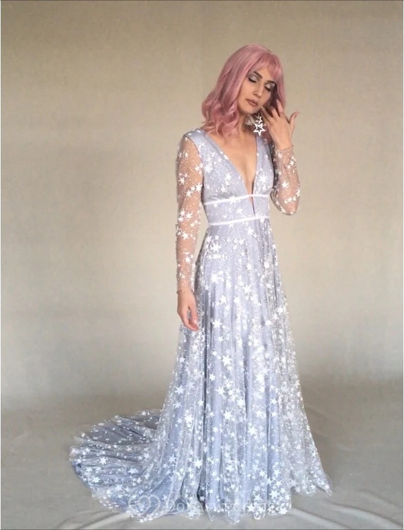Vestido sencillo azul con estrellas celestiales de tul estilo bohemio y lentejuelas brillantes. view 4