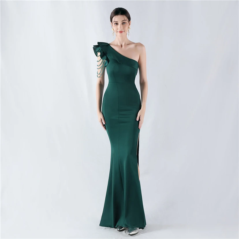 Vestido de noche asimétrico de satén con escote alto y cuello oblicuo, adornado con cuentas. view 72