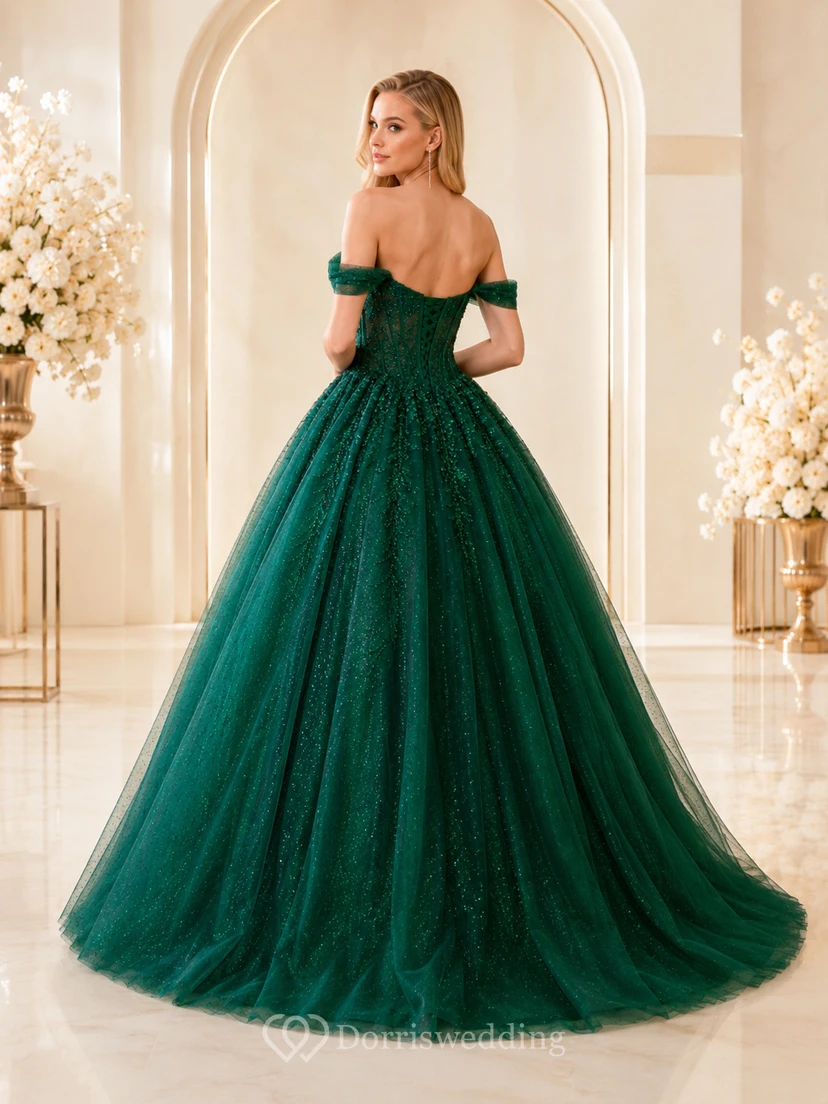 Vestido de gala de lujo Emerald Majesty en verde oscuro, largo hasta el suelo, con hombros descubiertos y manga corta, de tul, para quinceañera. view 2