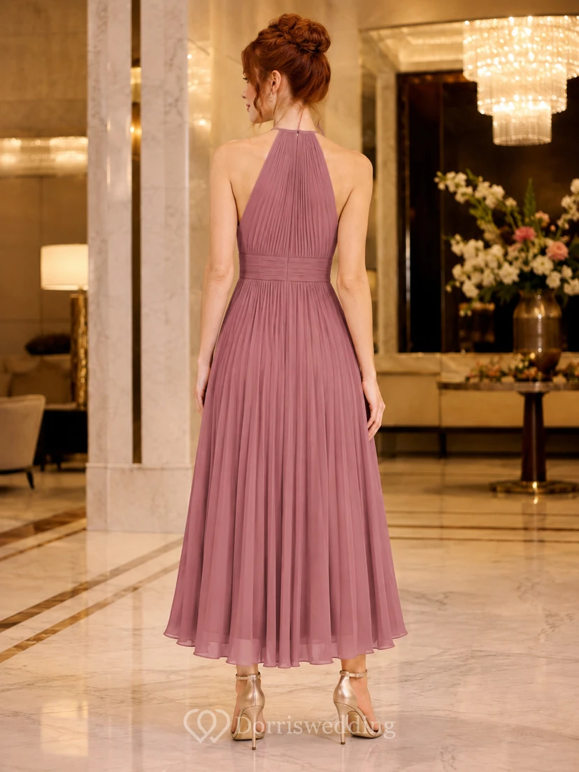 Vestido midi de gasa plisada con escote halter color rosa empolvado view 2