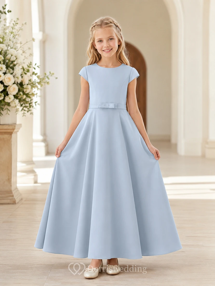 Vestido de niña de flores, azul acero, satén, corte en A, manga corta, cuello joya, largo hasta el suelo.