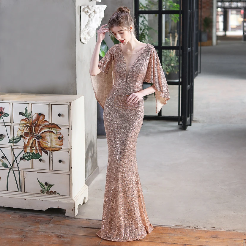 Robe de soirée élégante à paillettes, style sirène, ailes d'ange, idéale pour un banquet ou une réunion. Mannequin automobile. Robe de soirée d'été. video preview