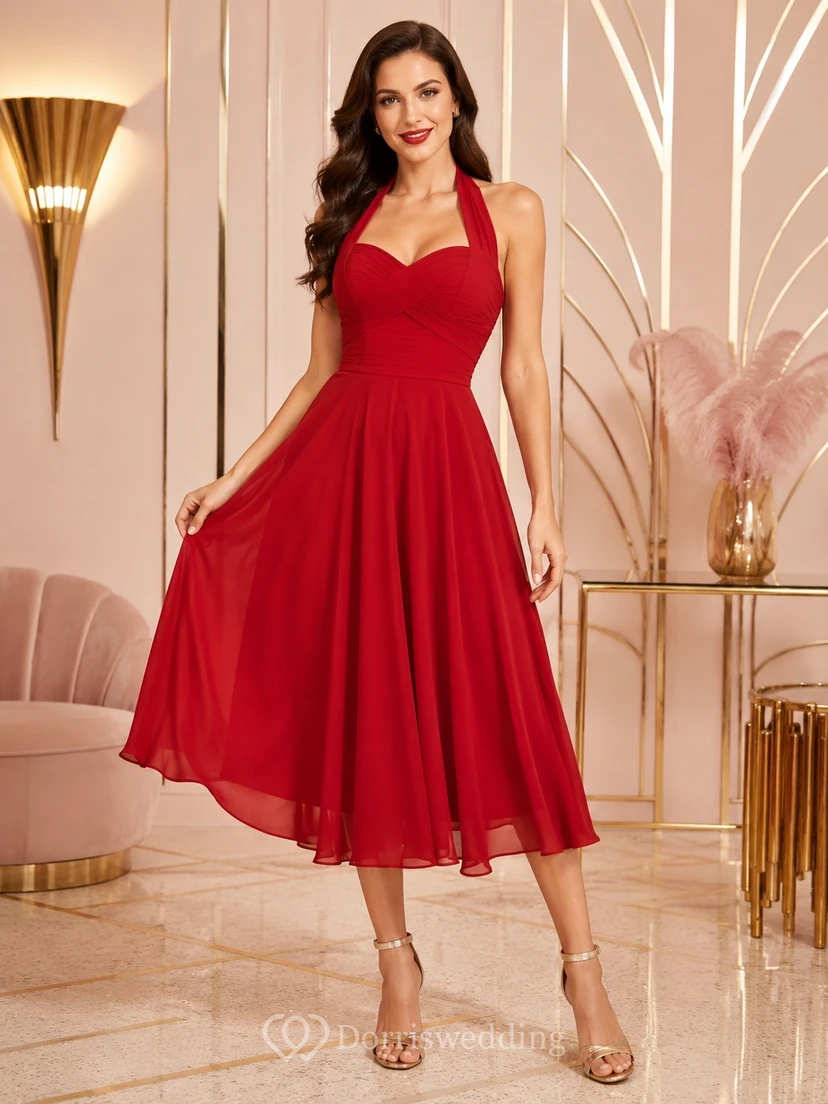 Romantisches, rotes Chiffon-Abendkleid mit Neckholder und Falten, wadenlang.