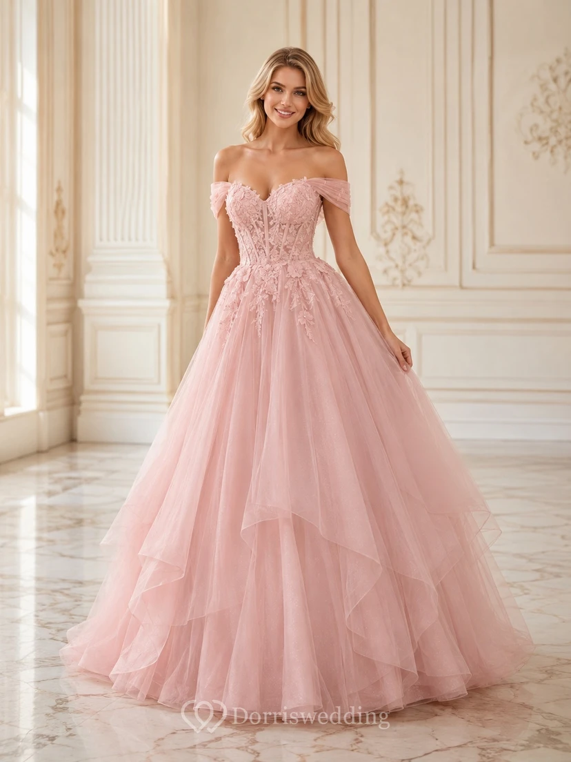 Vestido de gala largo hasta el suelo de tul con corsé rosa rubor y hombros descubiertos, estilo romántico.