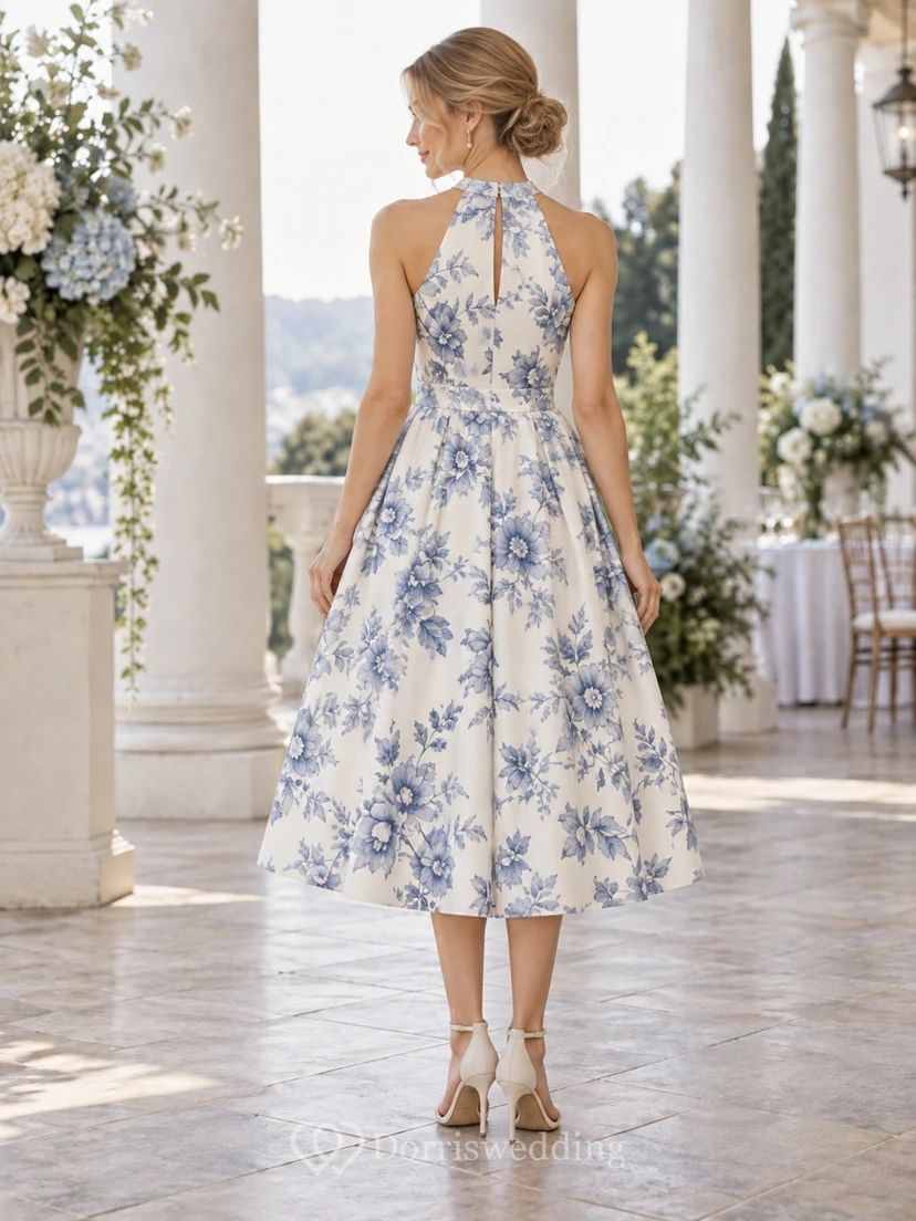Vestido de fiesta de gasa sin mangas con escote halter y estampado floral en blanco y azul, largo hasta la rodilla, corte en A. view 2