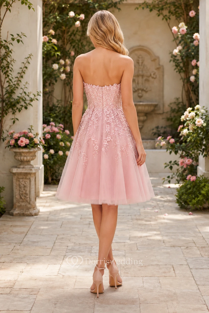 Robe bustier en tulle rose poudré, coupe trapèze, longueur genou, avec corsage orné d'appliqués de dentelle view 2