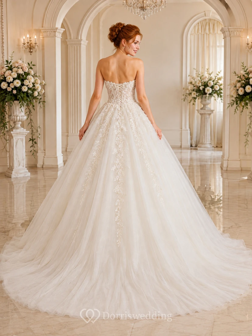 Robe de mariée romantique bustier en tulle ornée de dentelle et d'appliqués, décolleté cœur, style chapelle view 2