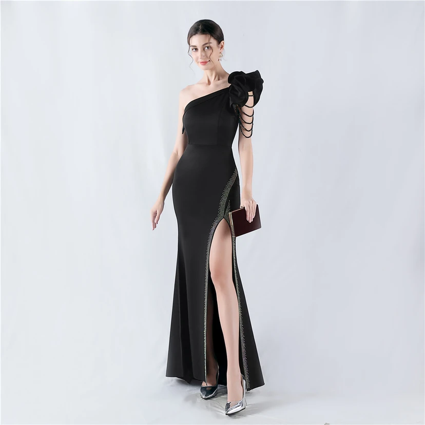 Vestido de noche con cuello oblicuo, hombros con estampado de hojas de loto, bordado artesanal y diamantes, ideal para la celebración de la reunión anual. view 44