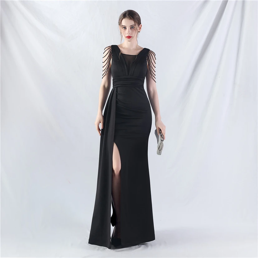 Ein Abendkleid aus insgesamt 8 Farben, gefertigt mit aufwendiger Satinfalttechnik und Perlenstickerei. view 65