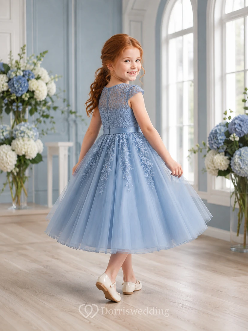Robe élégante de demoiselle d'honneur, coupe trapèze, en dentelle bleu acier et tulle, longueur genou, manches courtes, col rond orné d'appliqués view 2