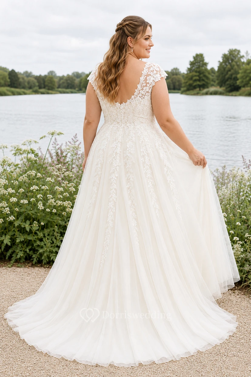 Plus Size Brautkleid in A-Linie mit kurzen Ärmeln aus Spitze und V-Ausschnitt am Rücken view 2