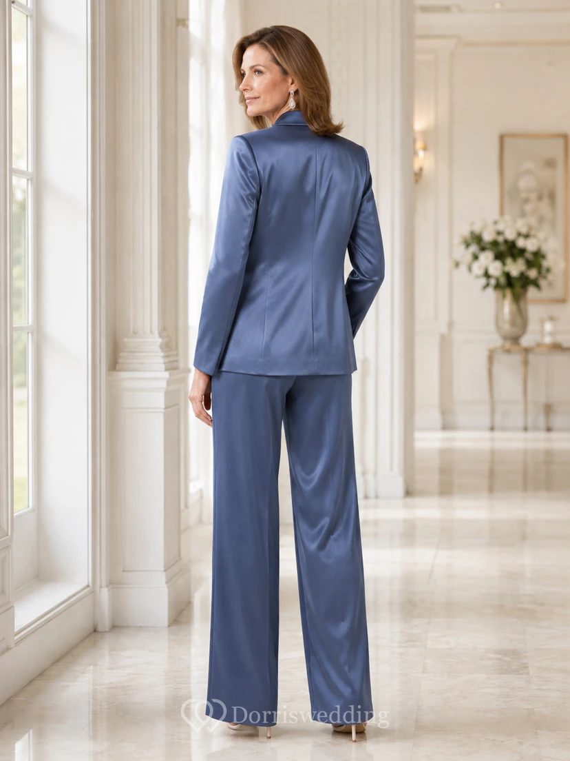 Stahlblauer, luxuriöser, bodenlanger Satin-Hosenanzug mit weitem Bein für die Mutter der Braut, dazu ein taillierter, langer Blazer und ein perlenbesetztes Spitzenoberteil mit eckigem Ausschnitt. view 2