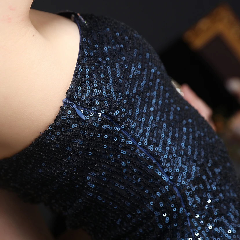 Robe de soirée longue et moulante à sequins colorés, confectionnée avec soin, idéale pour une célébrité ou une fête. Robe de mariée sexy et cintrée, confectionnée avec des paillettes colorées et lourdes. Robe de mariée longue et moulante, parfaite pour une occasion spéciale. view 60