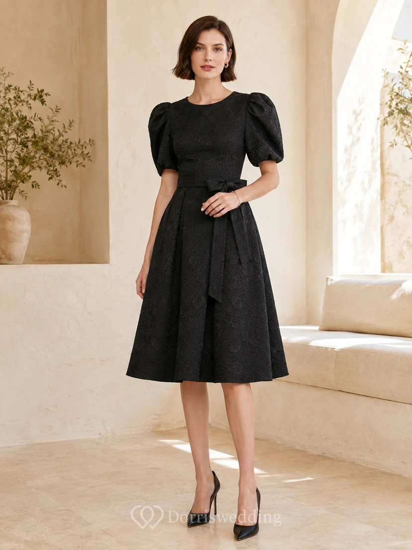 Vintage Schwarzes Samt-Cocktailkleid in Knielänge mit eckigem Ausschnitt, Puffärmeln und Samtausschnitt