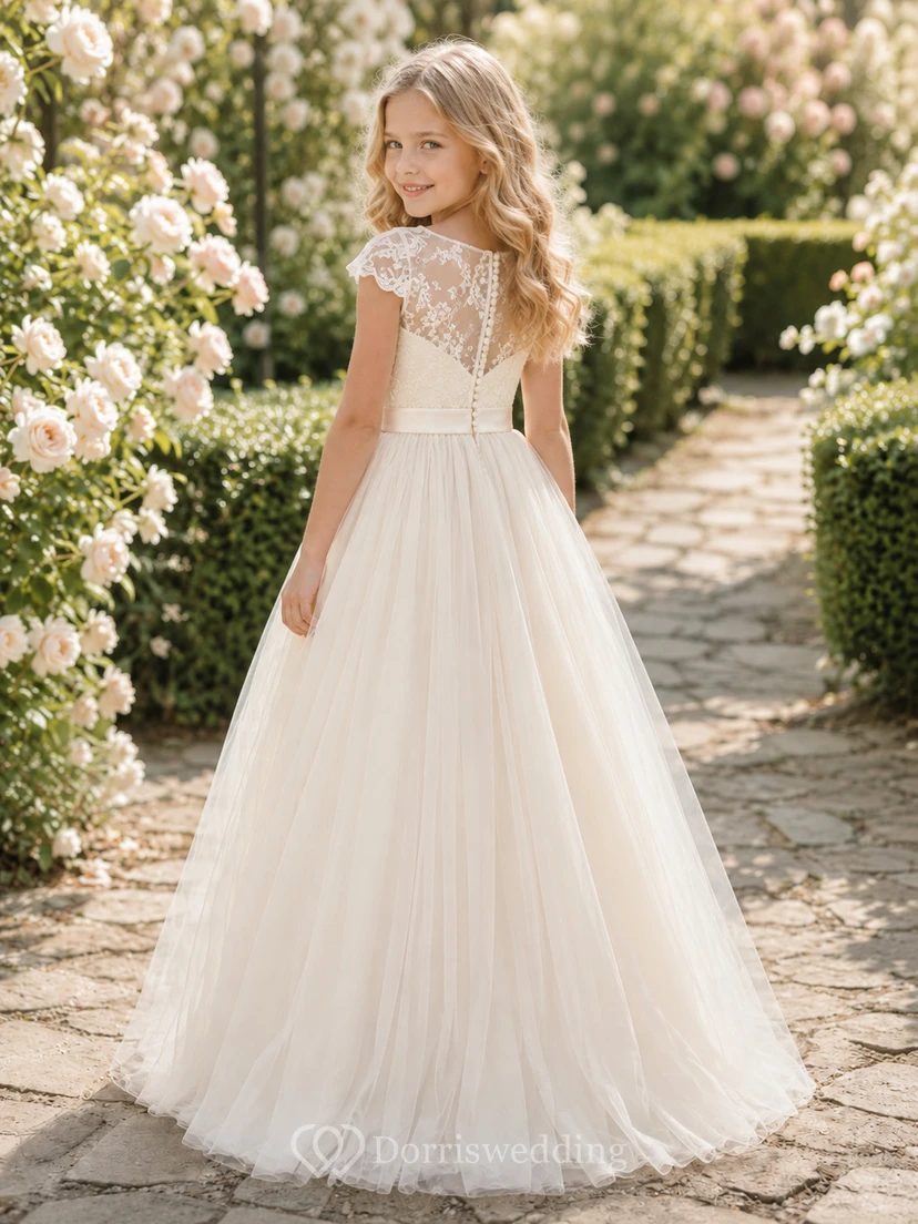 Robe de cérémonie élégante pour demoiselle d'honneur, coupe trapèze, en tulle et dentelle, col bijou, manches courtes, longueur au sol. view 2