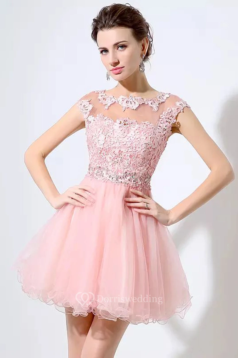 Vestido corto de fiesta con corte en A, manga corta, encaje y tul, escote barco y efecto ilusión.