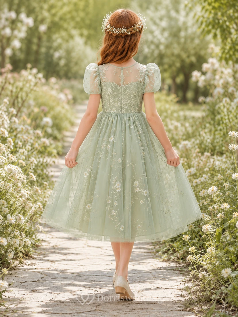 Robe de demoiselle d'honneur de jardin en tulle à manches bouffantes, coupe trapèze, brodée de fleurs de sauge et longueur thé, style Aline, en dentelle florale sauge view 2