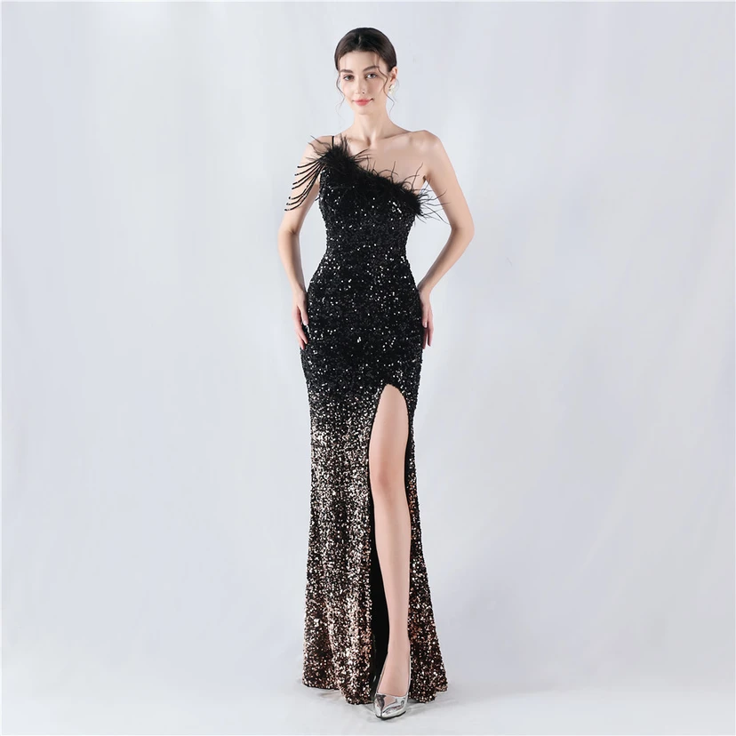 Robe de soirée longue à une épaule, ornée de plumes d'autruche, de perles et de sequins, avec col asymétrique et fente haute. view 12