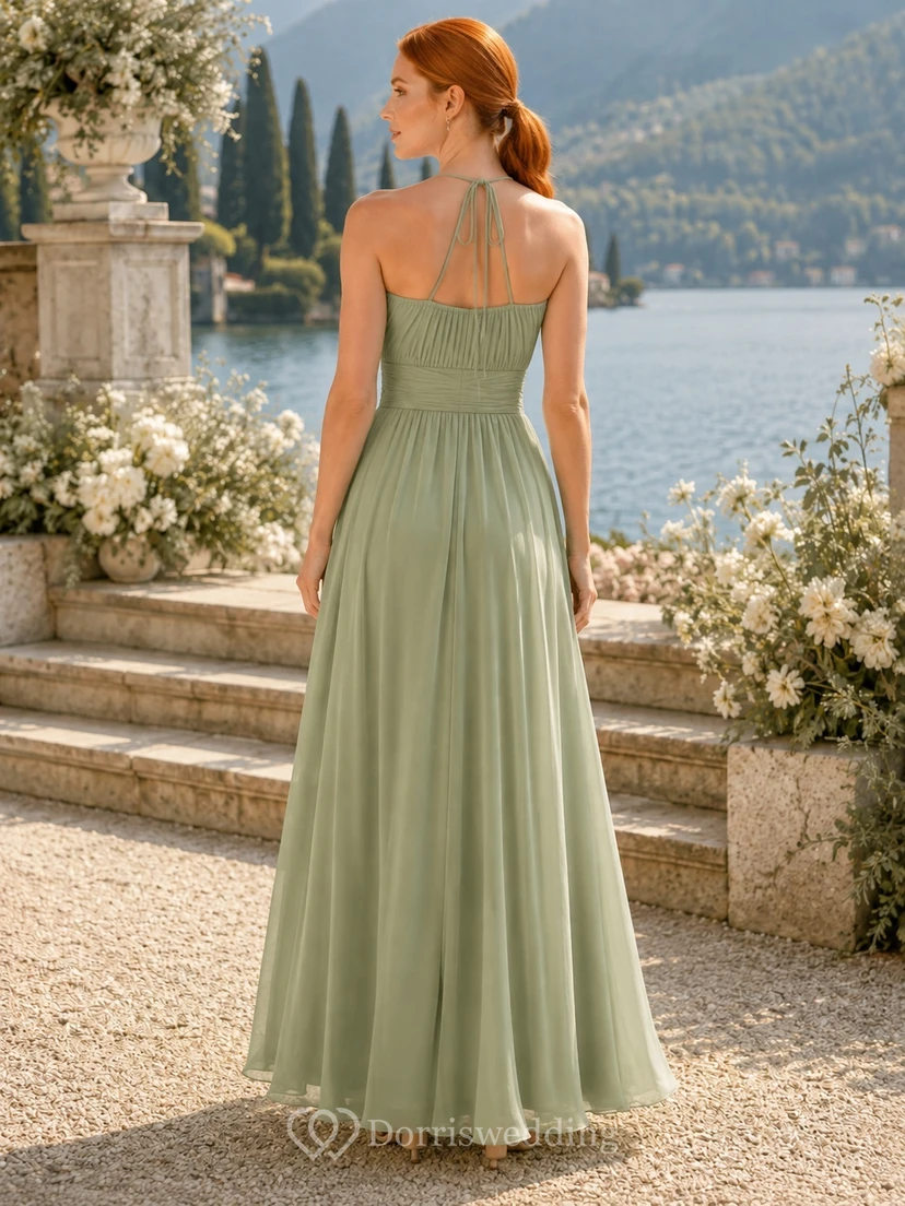 Modernes, ärmelloses Chiffon-Halterkleid in Salbeigrün mit Schlitz vorne, A-Linie und bodenlanger Silhouette, Modell Abito Cerimonia. view 2